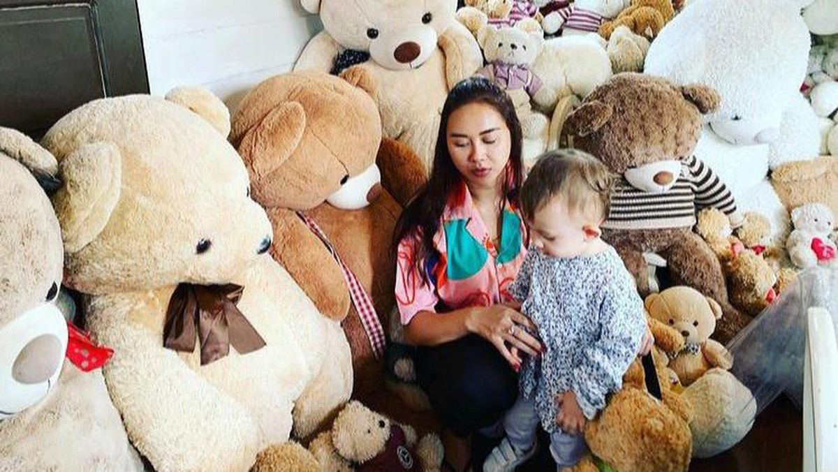 Aura Kasih dengan status barunya sebagai single parent&comma; berikut potret kebersamaan Aura dengan anak nya