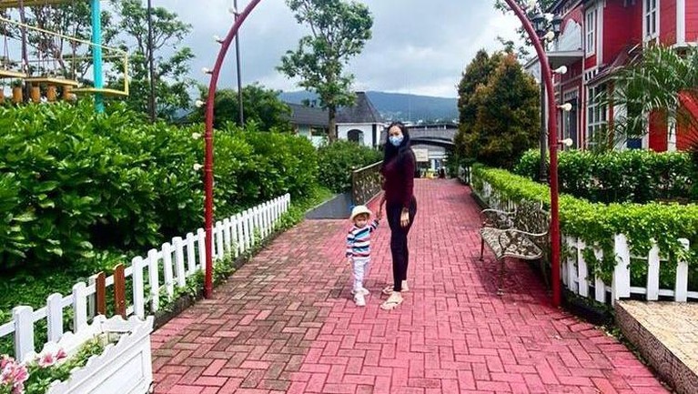 Potret Kebersamaan Aura Kasih dan Anak Setelah Menjadi Single Parent Aura Kasih dengan status barunya sebagai single parent, berikut potret kebersamaan Aura dengan anak nya