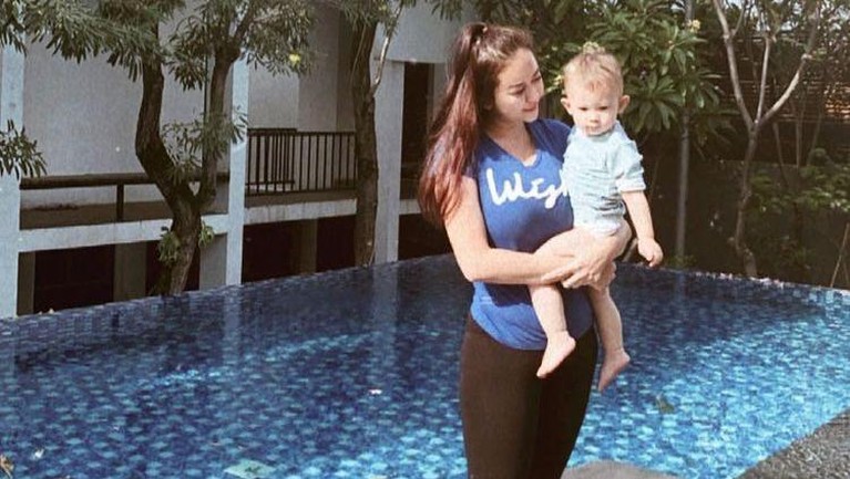 Aura Kasih dengan status barunya sebagai single parent, berikut potret kebersamaan Aura dengan anak nya