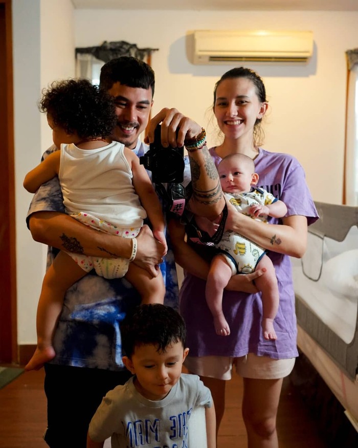 Di usianya yang baru genap 24 tahun Dahlia sudah dikaruniai 3 orang anak, usianya yang masih muda membuatnya patut dijuluki sebagai mama muda (foto: instagram.com/dahliachr)
