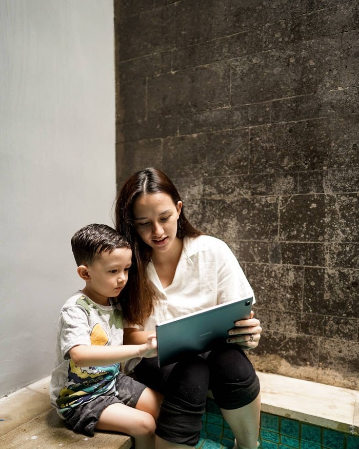 Si jagoan mamanya, anak sulung Dahlia bernama James yang saat ini berumur 4 tahun (foto: instagram.com/dahliachr)