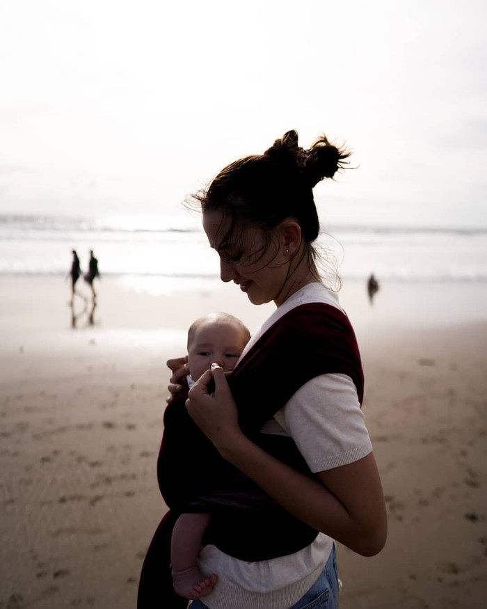 Menetap di Bali membuat Dahlia kerap mengajak anak-anaknya ke pantai. Momen ini saat anak bungsunya yang bernama Matthew untuk pertama kalinya diajak ke pantai (foto: instagram.com/dahliachr)