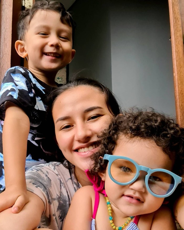 Sering membagikan momen kebersamaan dengan anaknya, Dahlia dan anak-anaknya tampak seperti kakak adik, bukan? (foto: instagram.com/dahliachr)