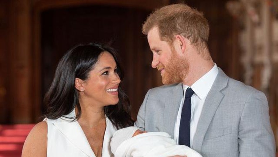 Potret Kehamilan Anak Kedua Pasangan Meghan Markle dan Pangeran Harry Kabar bahagia datang dari pasangan Pangeran Harry dan Meghan Markle yang tengah hamil anak kedua. Berikut foto-foto mereka