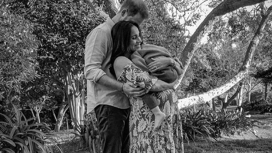 Kabar bahagia datang dari pasangan Pangeran Harry dan Meghan Markle yang tengah hamil anak kedua. Berikut foto-foto mereka