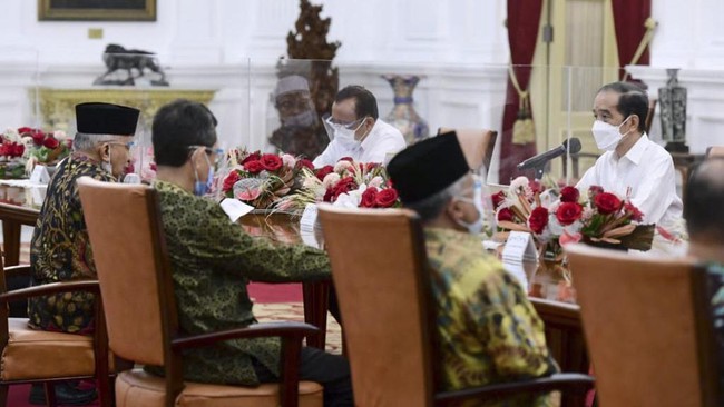 Menko Polhukam Mahfud MD menyebut Amien Rais cs dan Presiden Jokowi hanya bertemu selama 15 menit, namun pertemuan berjalan serius. 