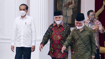 Amien Rais mengungkap dugaan skenario yang bakal dimainkan agar Presiden Joko Widodo bisa terpilih hingga tiga periode.