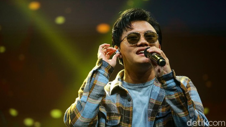 Rizky Febian saat tampil di acara d'HOT Music Day 2021.