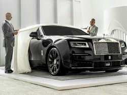 Honda City Hatchback RS dan Mobil Sultan Rolls-Royce Ghost Curi Perhatian