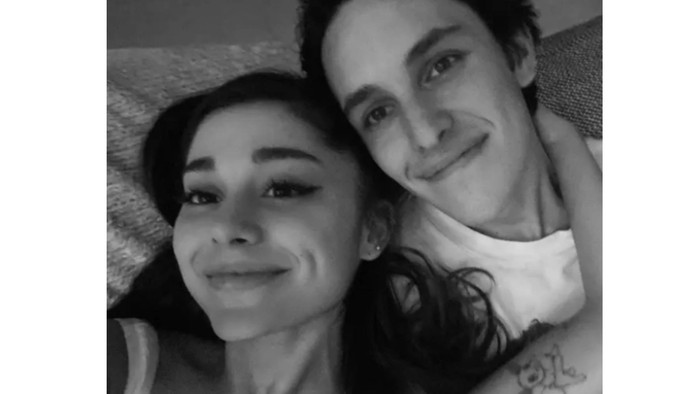 Hampir satu tahun jadi kekasih, Dalton Gomez makin serius dengan Ariana Grande dengan menjalin ikatan pertunangan / foto: intagram.com/arianagrande