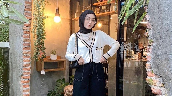 Tampil Stylish dengan 5 Inspirasi Outfit Hijab Basic Color ala Selebgram