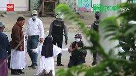 VIDEO: Biarawati Myanmar Berlutut Minta Polisi Tak Kasar