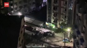 VIDEO: Demonstran dan Polisi Myanmar Bentrok di Malam Hari