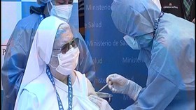 VIDEO: Jutaan Lansia di Peru Mulai Vaksinasi Covid-19