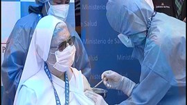 VIDEO: Jutaan Lansia di Peru Mulai Vaksinasi Covid-19