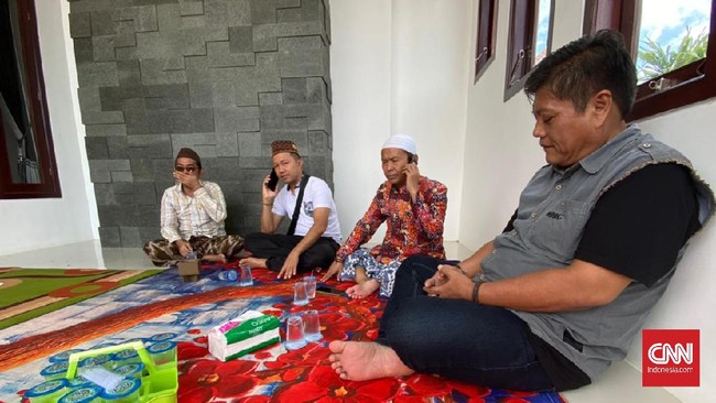 Penantang gorok leher Mahfud MD menyerahkan diri sekaligus menyampaikan permintaan maaf disaksikan tokoh masyarakat dan Bupati Sampang.