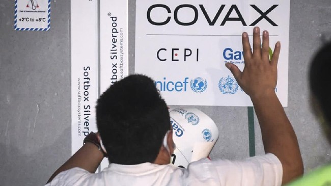 MUI daerah hingga PWNU Jatim menyatakan vaksin AstraZeneca halal meski oleh MUI pusat dinyatakan haram.