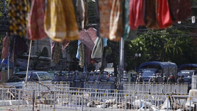 FOTO: Pedemo Myanmar Jemur Pakaian Wanita untuk Hadang Aparat