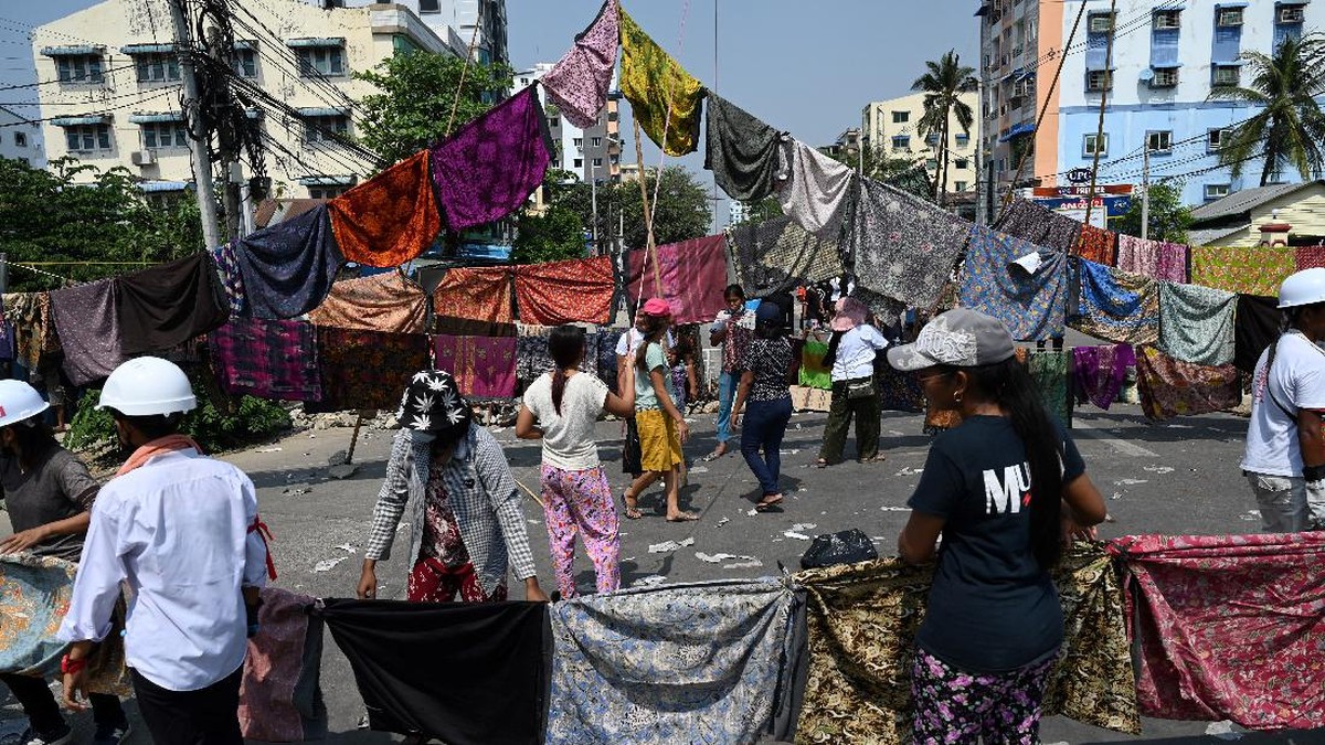 FOTO: Pedemo Myanmar Jemur Pakaian Wanita untuk Hadang Aparat