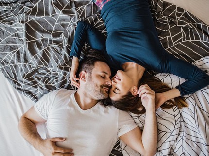 5 Cara Agar Hubungan Seks Tetap Bergairah Meski Bunda Lelah Bekerja