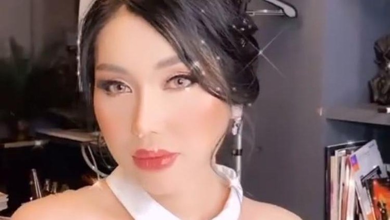 Setelah keluar dari penjara dan menghilang beberapa saat, berikut penampilan Lucinta Luna yang bikin pangling