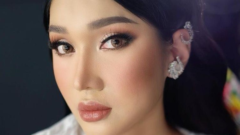 Setelah keluar dari penjara dan menghilang beberapa saat, berikut penampilan Lucinta Luna yang bikin pangling