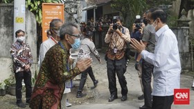 Jokowi Saksikan 'Petruk dan Gatotkaca' Disuntik Vaksin