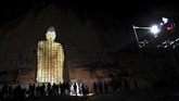 FOTO: Pernah Dihancurkan Taliban, Buddha Raksasa 'Hidup' Lagi Sejumlah pegiat seni menghidupkan kembali Buddha raksasa di Bamiyan, Afganistan, dengan proyektor tiga dimensi. Patung Buddha itu pernah dihancurkan Taliban.