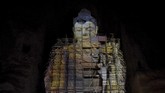 FOTO: Pernah Dihancurkan Taliban, Buddha Raksasa 'Hidup' Lagi Sejumlah pegiat seni menghidupkan kembali Buddha raksasa di Bamiyan, Afganistan, dengan proyektor tiga dimensi. Patung Buddha itu pernah dihancurkan Taliban.
