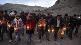 FOTO: Pernah Dihancurkan Taliban, Buddha Raksasa 'Hidup' Lagi Sejumlah pegiat seni menghidupkan kembali Buddha raksasa di Bamiyan, Afganistan, dengan proyektor tiga dimensi. Patung Buddha itu pernah dihancurkan Taliban.
