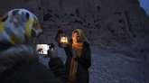 FOTO: Pernah Dihancurkan Taliban, Buddha Raksasa 'Hidup' Lagi Sejumlah pegiat seni menghidupkan kembali Buddha raksasa di Bamiyan, Afganistan, dengan proyektor tiga dimensi. Patung Buddha itu pernah dihancurkan Taliban.