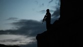 FOTO: Pernah Dihancurkan Taliban, Buddha Raksasa 'Hidup' Lagi Sejumlah pegiat seni menghidupkan kembali Buddha raksasa di Bamiyan, Afganistan, dengan proyektor tiga dimensi. Patung Buddha itu pernah dihancurkan Taliban.