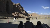 FOTO: Pernah Dihancurkan Taliban, Buddha Raksasa 'Hidup' Lagi Sejumlah pegiat seni menghidupkan kembali Buddha raksasa di Bamiyan, Afganistan, dengan proyektor tiga dimensi. Patung Buddha itu pernah dihancurkan Taliban.