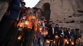 FOTO: Pernah Dihancurkan Taliban, Buddha Raksasa 'Hidup' Lagi Sejumlah pegiat seni menghidupkan kembali Buddha raksasa di Bamiyan, Afganistan, dengan proyektor tiga dimensi. Patung Buddha itu pernah dihancurkan Taliban.