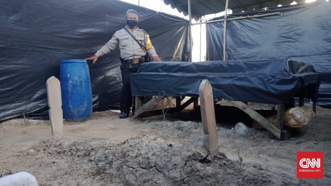 Kuburan Joko Dedi Kurniawan (38) dibongkar oleh tim forensik karena ada dugaan tersangka penipuan dan pemerasan itu disiksa selama ditahan di Polsek Sunggal.