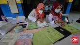 FOTO: Restorasi Arsip Warga Jaksel yang Rusak oleh Banjir Pemkot Jaksel membuka layanan restorasi arsip rusak bagi warga terdampak banjir. Layanan itu dibuka di sejumlah titik.