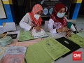 FOTO: Restorasi Arsip Warga Jaksel yang Rusak oleh Banjir