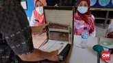FOTO: Restorasi Arsip Warga Jaksel yang Rusak oleh Banjir Pemkot Jaksel membuka layanan restorasi arsip rusak bagi warga terdampak banjir. Layanan itu dibuka di sejumlah titik.