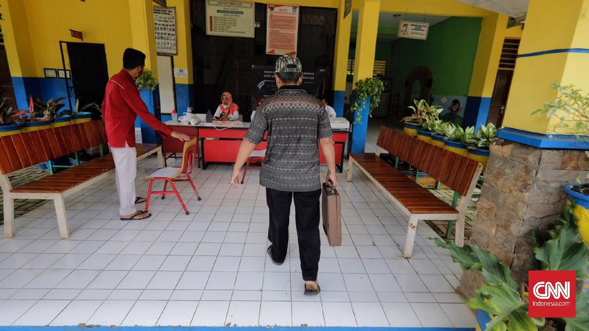 FOTO: Restorasi Arsip Warga Jaksel yang Rusak oleh Banjir