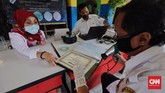 FOTO: Restorasi Arsip Warga Jaksel yang Rusak oleh Banjir Pemkot Jaksel membuka layanan restorasi arsip rusak bagi warga terdampak banjir. Layanan itu dibuka di sejumlah titik.