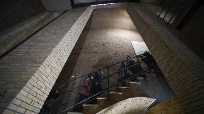 Dua turis Amerika Serikat didenda Rp6,2 juta dan dilarang masuk ke pusat kota bersejarah Roma setelah merusak Spanish Steps di kota itu dengan skuter listrik.