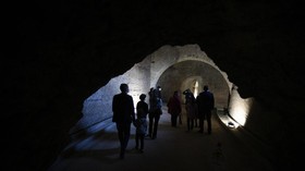 Haru dan Kagum dalam Kunjungan ke Makam Kaisar Augustus
