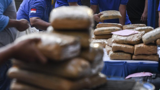 Polisi menangkap kurir narkoba yang mengaku dikendalikan dari dalam Lapas Kerobokan. Barang bukti yang disita ganja seberat 5 kilogram.