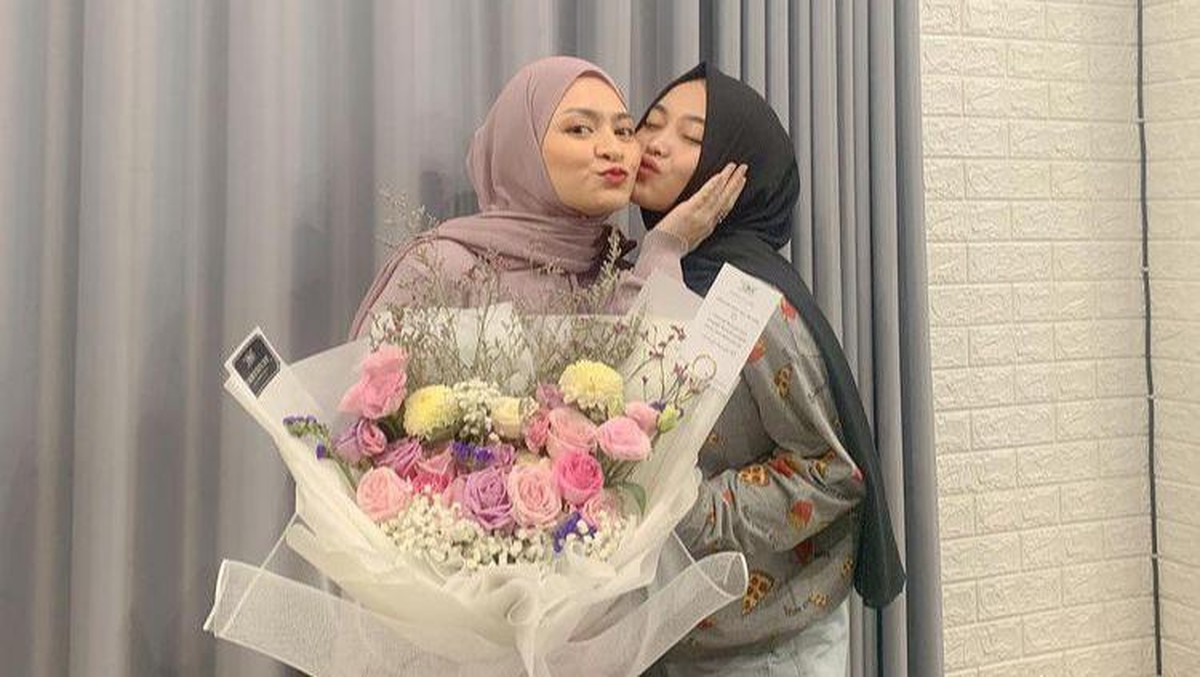 Nathalie Holscher sekarang menjadi ibu sambung anak-anak Sule den &lpar;Almh&rpar; Lina&period; Berikut potret kedekatan Nathalie dengan Putri Delina