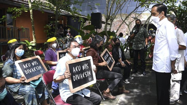 Presiden RI Joko Widodo (Jokowi) mendampingi para tokoh agama Jawa Tengah mengikuti vaksinasi Covid-19 di Semarang hari ini.