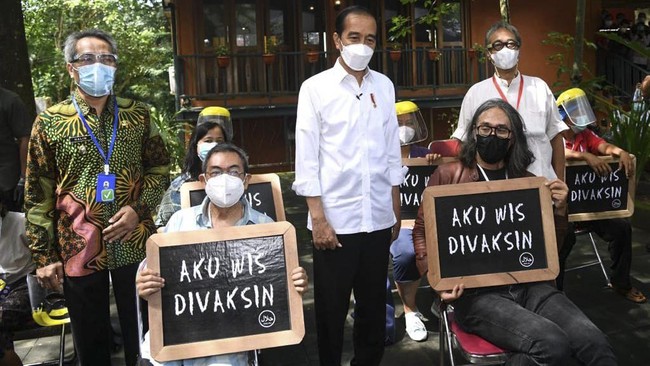 Presiden Jokowi ingin melihat langsung vaksinasi Covid-19 massal di Gianyar dan Denpasar, Bali, Selasa (16/3).