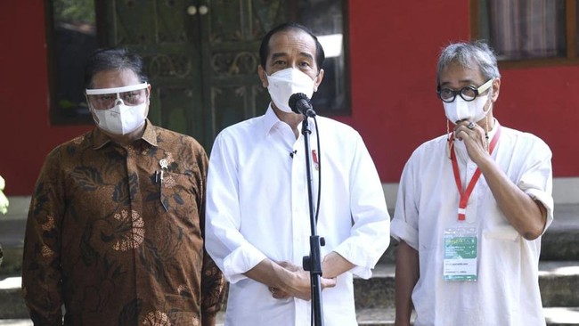 Presiden Jokowi menegaskan masyarakat harus tetap menjalankan 3M dan mewaspadai Covid-19, sekalipun sudah ada vaksin.