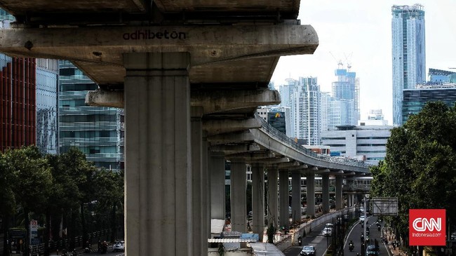 Presiden Jokowi meninjau progres pembangunan Light Rapid Transit (LRT) Jabodebek pada Rabu (9/6) pagi.
