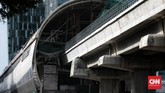 FOTO: Proyek Pembangunan LRT Kejar Target 2021 Progres pembangunan prasarana moda tranportasi berbasis rel ringan telah mencapai 82,64 persen per Januari 2021.