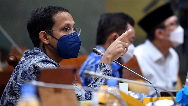 Kasus Covid Naik, Nadiem Izinkan Sekolah Setop Belajar Tatap Muka